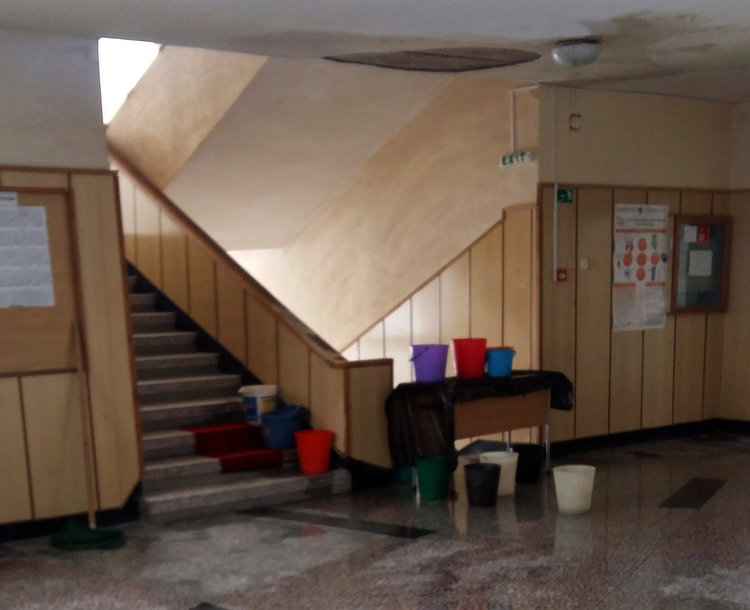 Икономиката прокапа, слагат кофи и найлони в коридора
