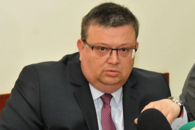 ”Другарски съд” със снимки във ВСС заради доклада на ЕК