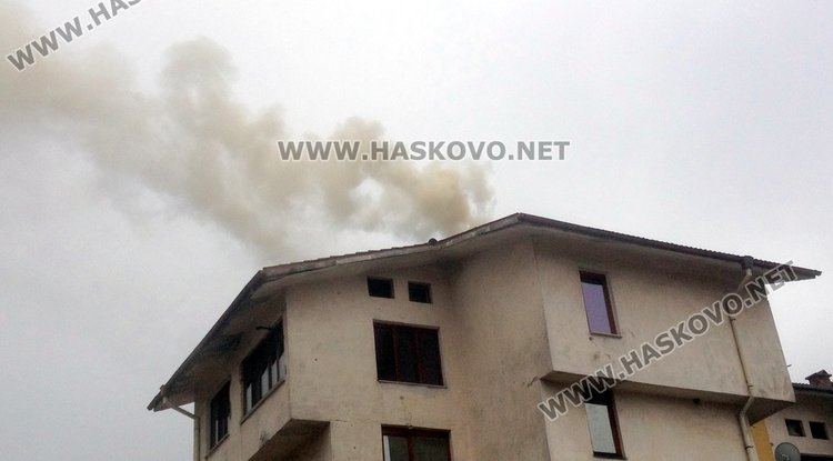 Кухни на три етажа в блок опушени при пожар в комин  