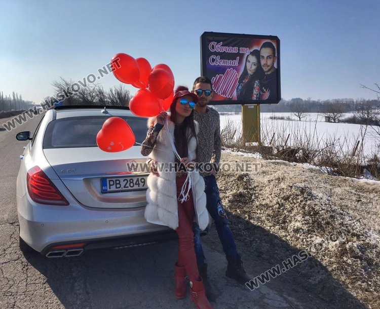 Хасковлия качи чувствата към половинката си на любовен билборд