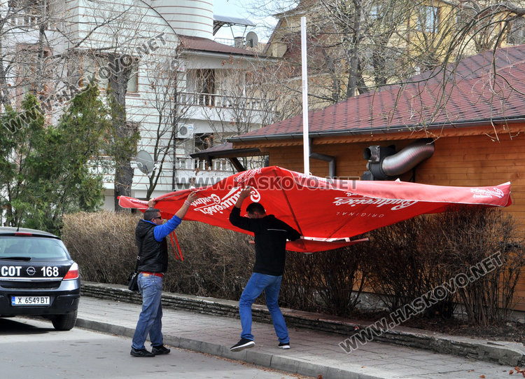 Силният вятър повали саксии, полетяха чадъри от заведения