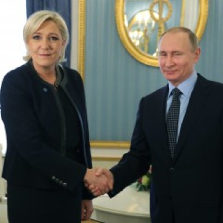Путин посрещна Марин льо Пен в Кремъл