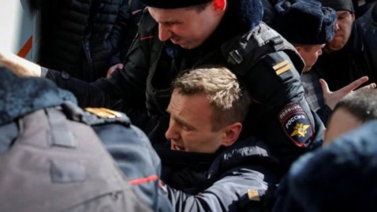 Арестуваха Алексей Навални на протест срещу Медведев и Путин