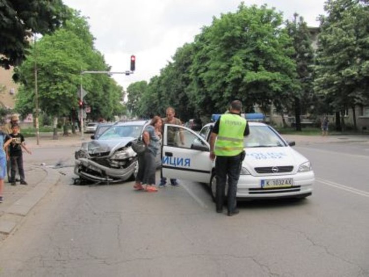 Аджамия качи „Ауди“ на тротоара,разминал се с уплаха