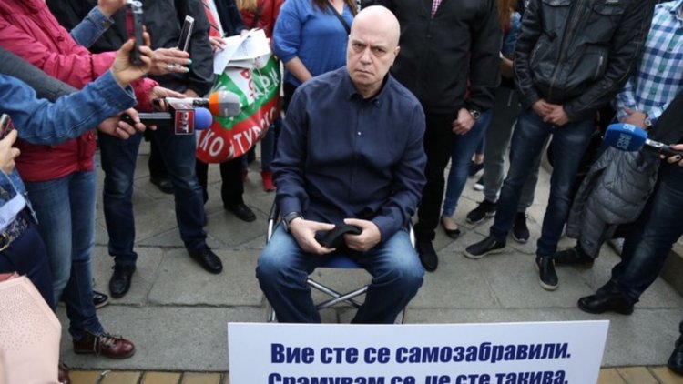 Слави Трифонов обяви, че може да влезе в парламента със сила, като избраник или за да разгледа 