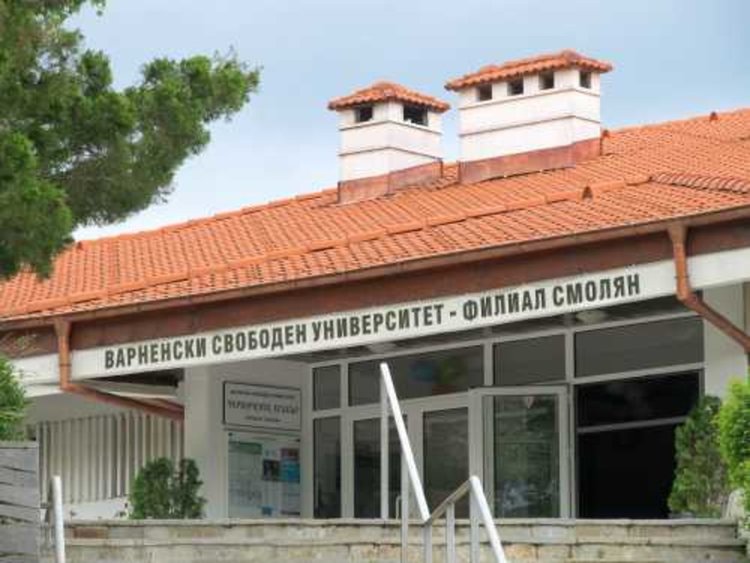 Варненският свободен университет връчва дипломи на абсолвенти