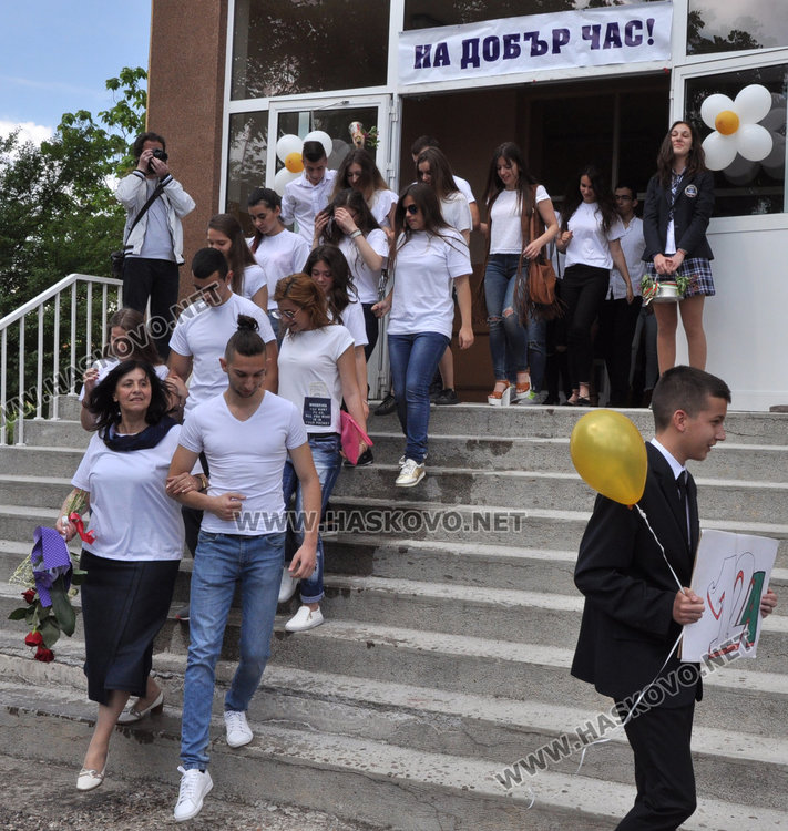 Абитуриентите на Езиковата с бели тениски вместо тоалети, събраха 3700 лв. за Ники