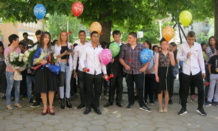Абитуриентите на СУ "Васил Левски" се сбогуваха с училището