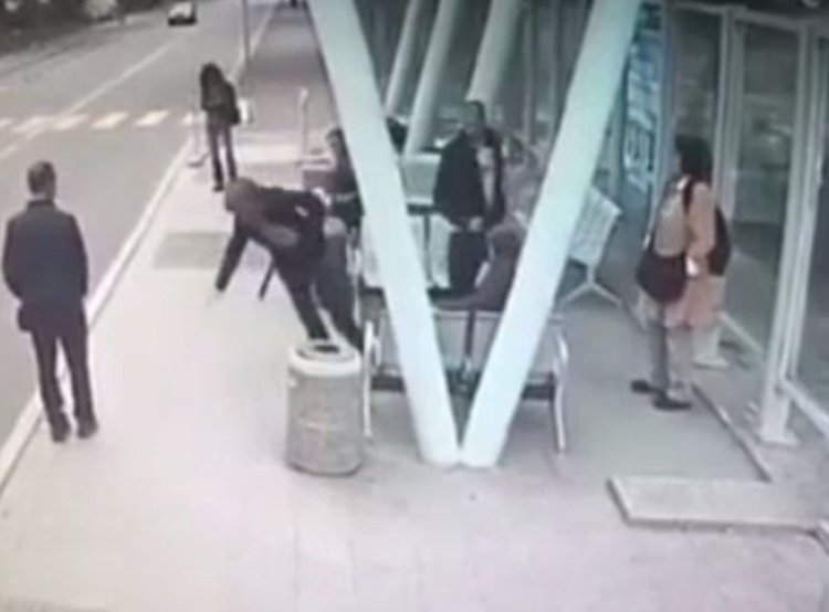 Брутално нападната и изритана в гърба жена на автобусна спирка в Бургас (видео)