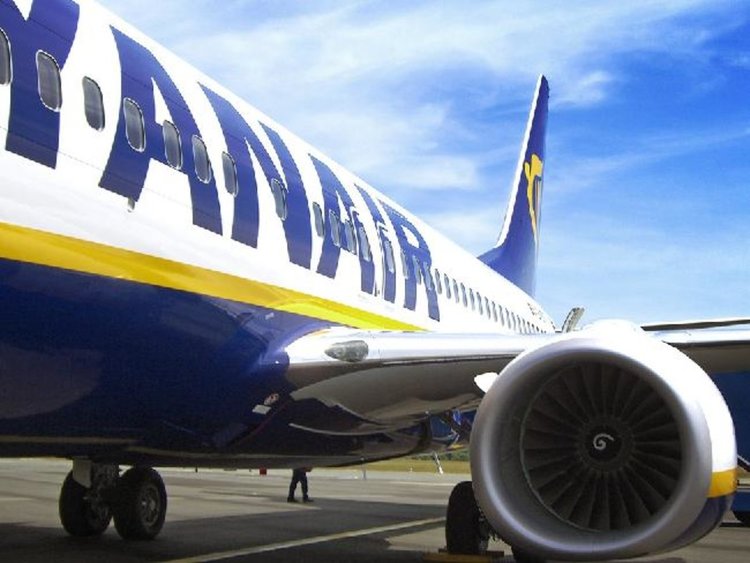 Нашенец на бутилка узо приземи самолет на Ryanair