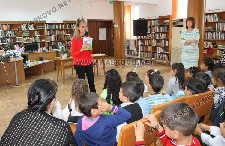Поетеса от Бургас представи детски книжки в димитровградската библиотека