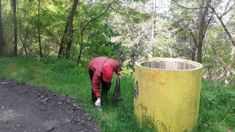Дами от Ардино с екоакция  по пътя за туристическия комплекс „Белите брези“