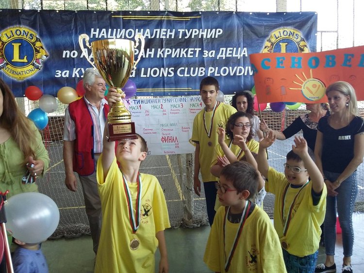 Отборът на "Асеновец" към ДЦДУ с купа от турнир по Адаптиран крикет