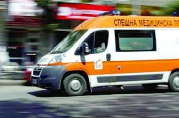 В алкохолно опиянение пешеходец изскача на пътя, отзовава се в болница