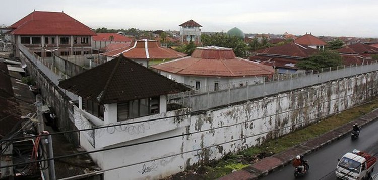 Българин в интернационално каре прокопа 12 м тунел и избяга от затвор в Бали