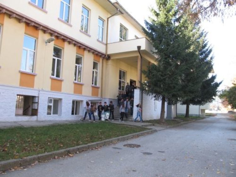 Природо-математическата гимназия в Смолян се сдоби с нова компютърна зала