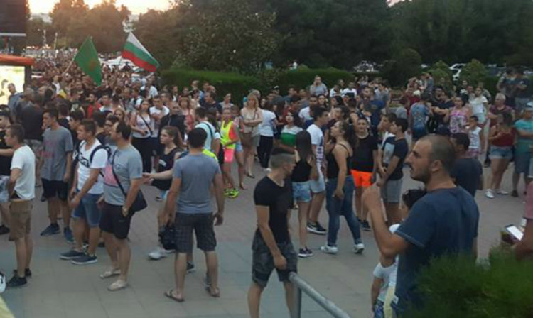 Ври и кипи във Фейсбук, Асеновград се стяга за нови протести