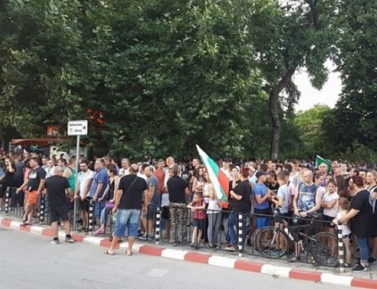 Пети ден: Протестът в Асеновград става национален