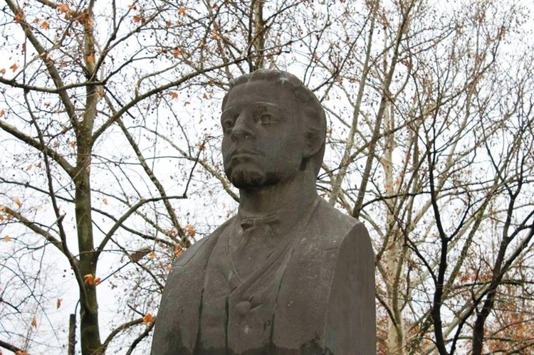 Реставрираха паметника на Левски в Димитровград