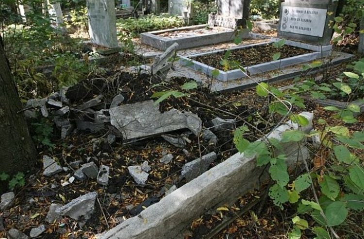 Жителите на Дебър събират пари за поддръжка на гробището