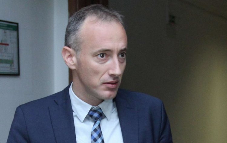 Ученикът, нападнал и бил учителка, членувал в Skinheads