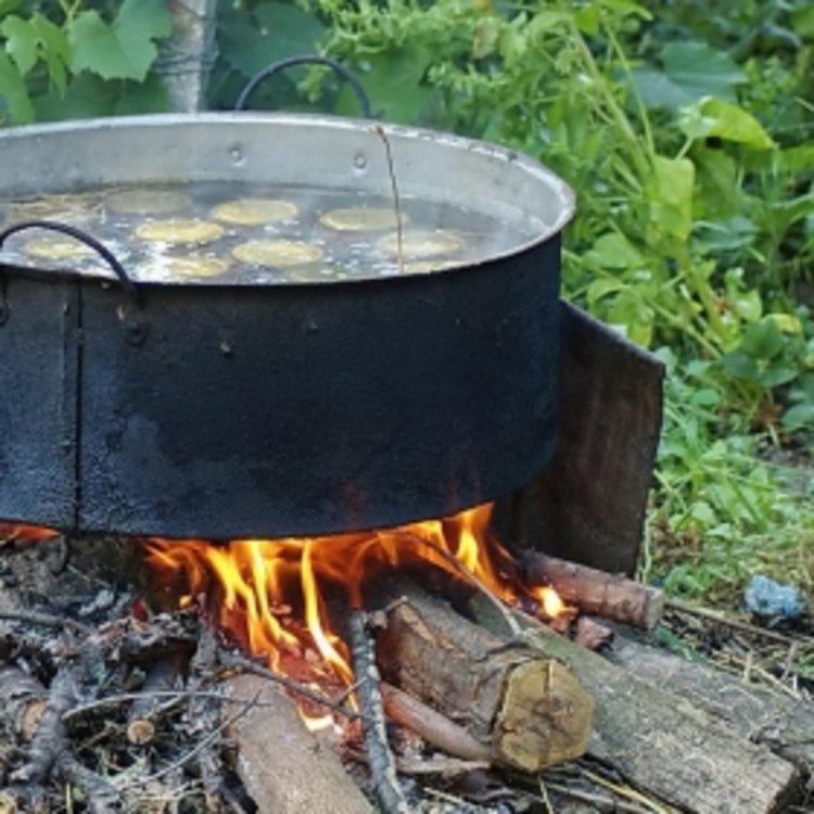 Два пожара при варене на компоти, мъж обгоря в гараж