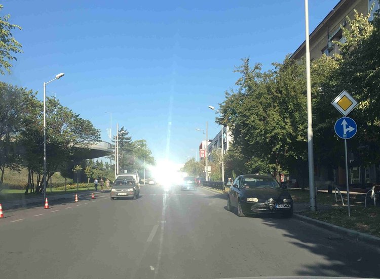 Отблясъци заслепяват шофьорите по бул. Д. Благоев