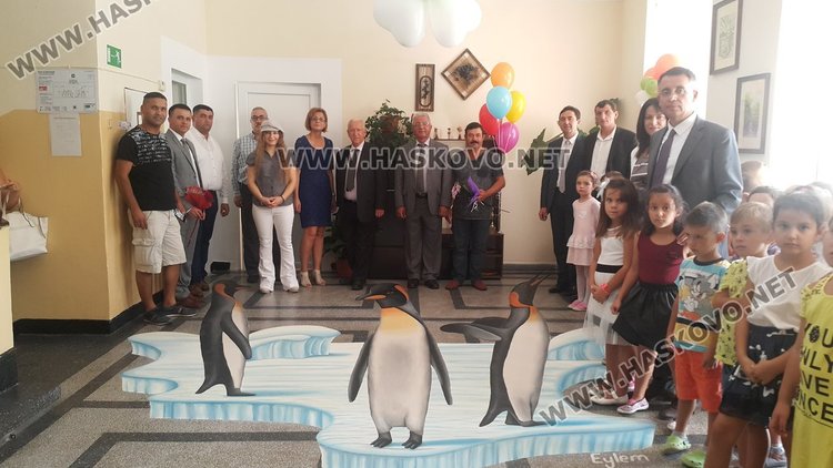 Инж. Хасан Азис подари на малчуганите от детска градина „Вяра, Надежда и Любов“ 3D рисунка с пингвини