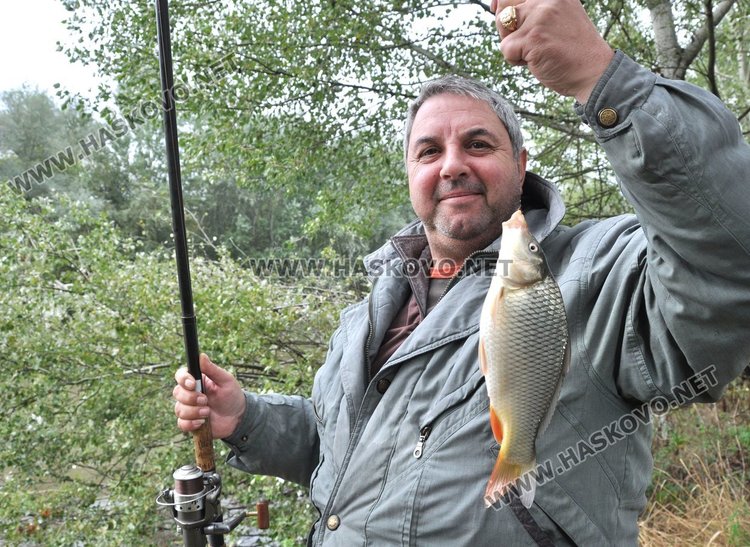 Рибар за пример хвръля въдица край река Марица