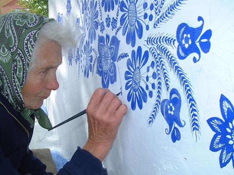 90-годишна баба изрисува къщите на съседите си