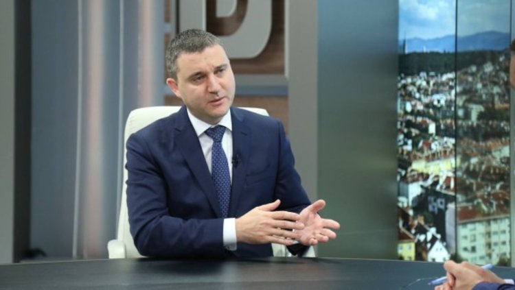 Вдигат заплатите на служителите в бюджетната сфера с 10%