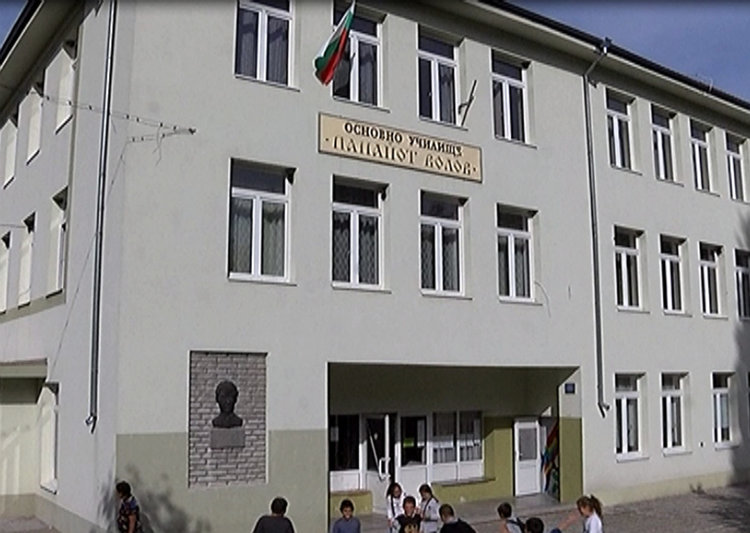 Ремонтират дворовете на училищата "Ангел Кънчев" и "Панайот Волов"