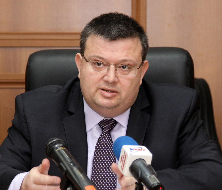 Цацаров поиска закриване на фондация, финансирала партията на Местан на изборите 