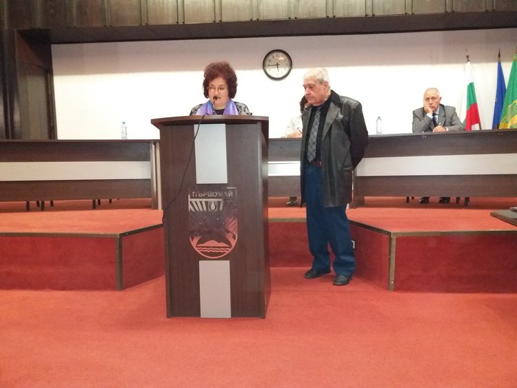 Вместо да получават подаръци за рождения си ден, писателите раздаваха