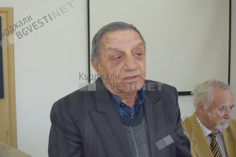 Сборник отбелязва патриотичното дело на Александър Маринов, възкресил спомена за Дружба „Родина”