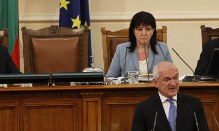 Цвета Караянчева е новият председател на парламента, ще работи за плурализъм 