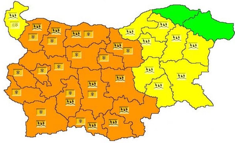 Температурите падат, оранжев код за валежи в 17 области в страната