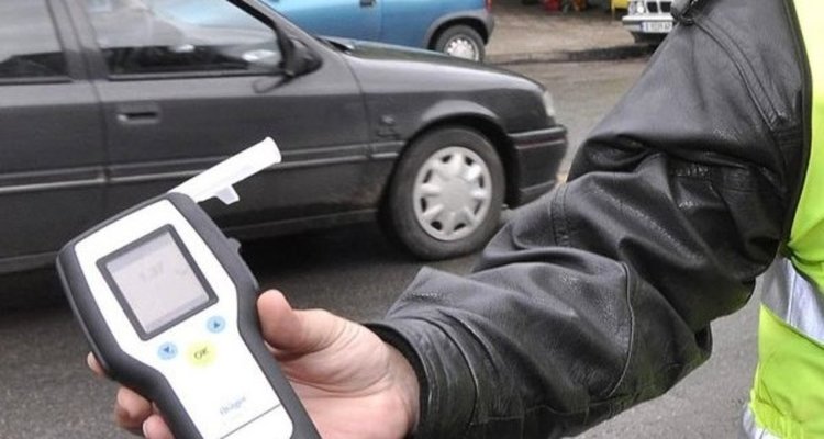 Задържаха шофьор, пил часове и подкарал опела към село
