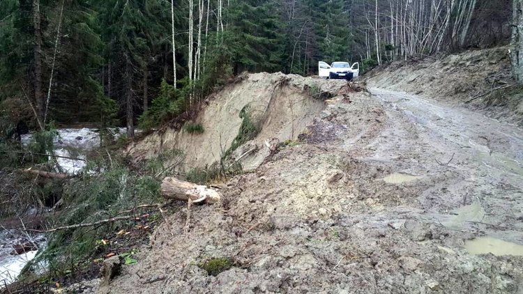 Общината ще възложи изграждането на алтернативен път до село Мугла