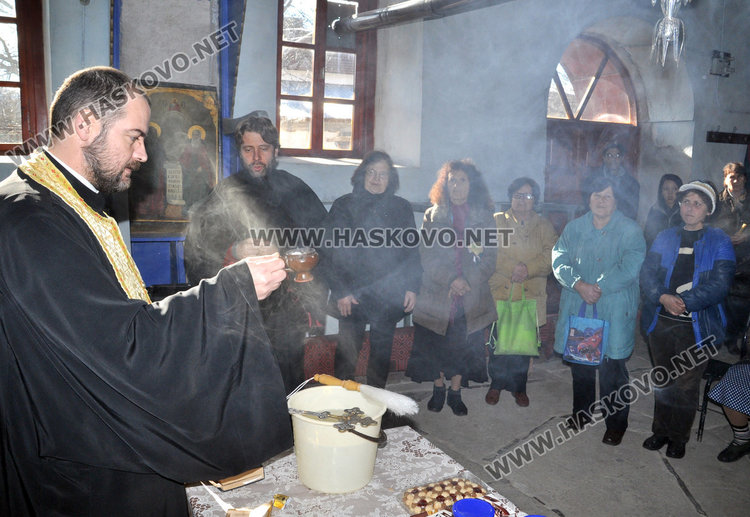 Свещеник именик служи на храмов празник на Никулден