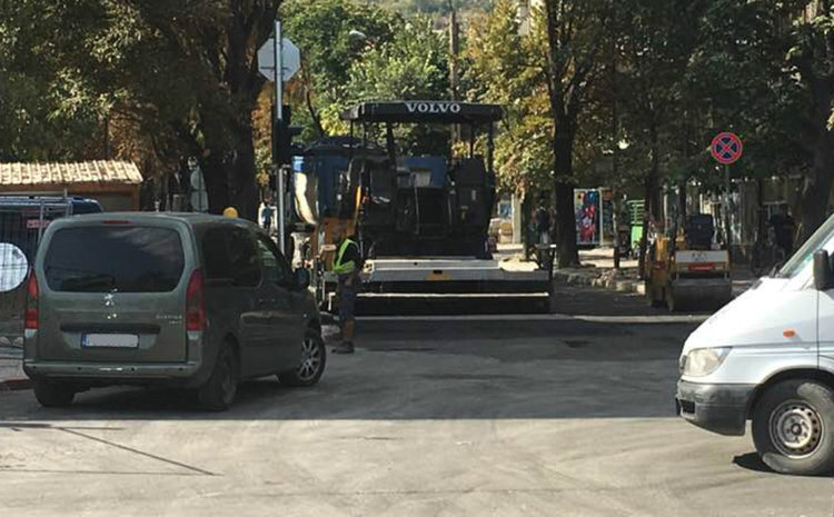 До Коледа довършват асфалтирането на осем улици по Водния цикъл