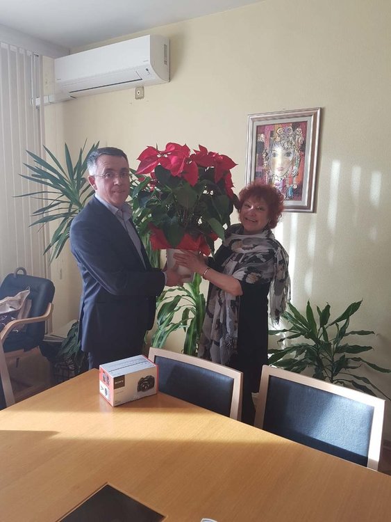 Здравните специалисти подариха коледна звезда на кмета