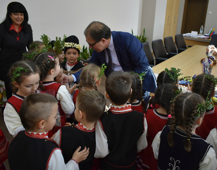 Коледарчета поздравиха кмета Емил Караиванов