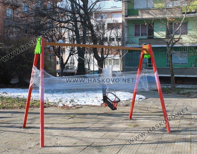 Монтираха нови детски съоръжения зад блок №5 на ул."Цар Симеон"