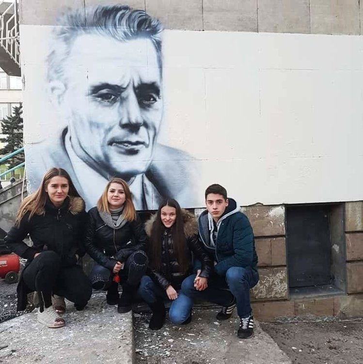 Димитровградчанин рисува върху фасадата на софийско училище
