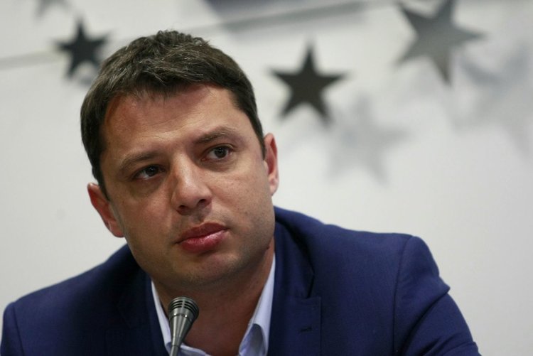 Делян Добрев оттегли оставката си от парламента