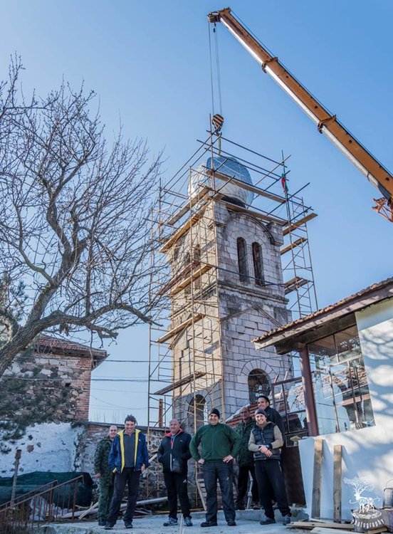 Поставиха реставрирания купол на камбанарията в Брягово