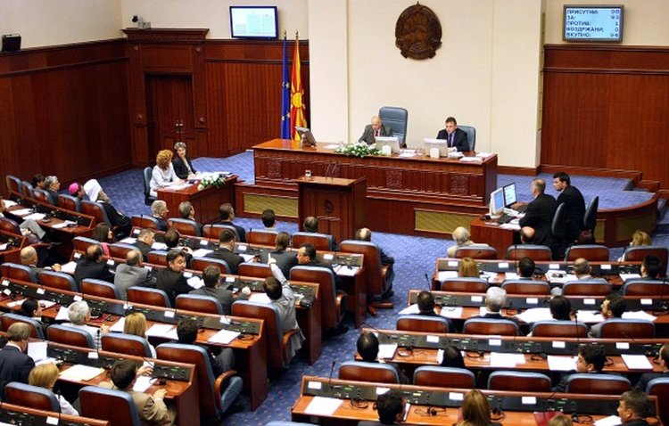 Парламентът на Македония прие албанския език за втори официален