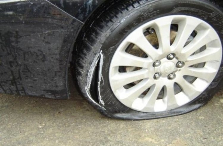 Потрошиха джипа на мъж от Смилян, друго возило с накълцани гуми