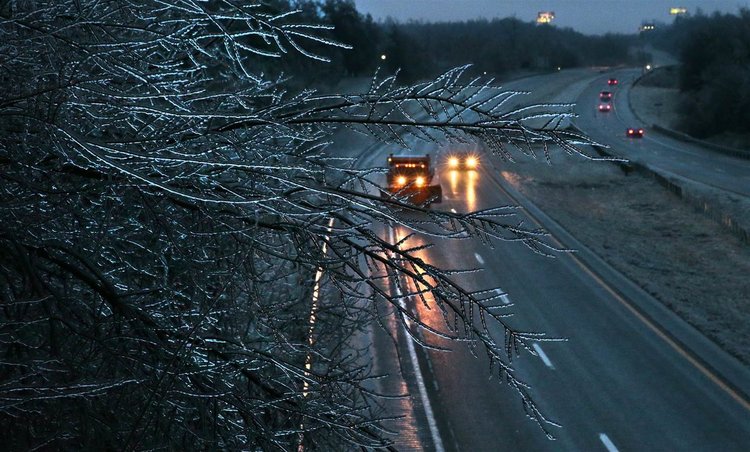 Жълт код заради сняг и лед в 15 области